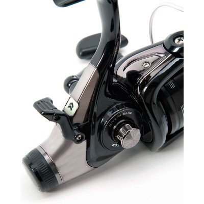 Безынерционная катушка Daiwa Black Widow BR 4500A с байтраннером Безынерционная катушка Daiwa Black Widow BR 4500A с байтраннером